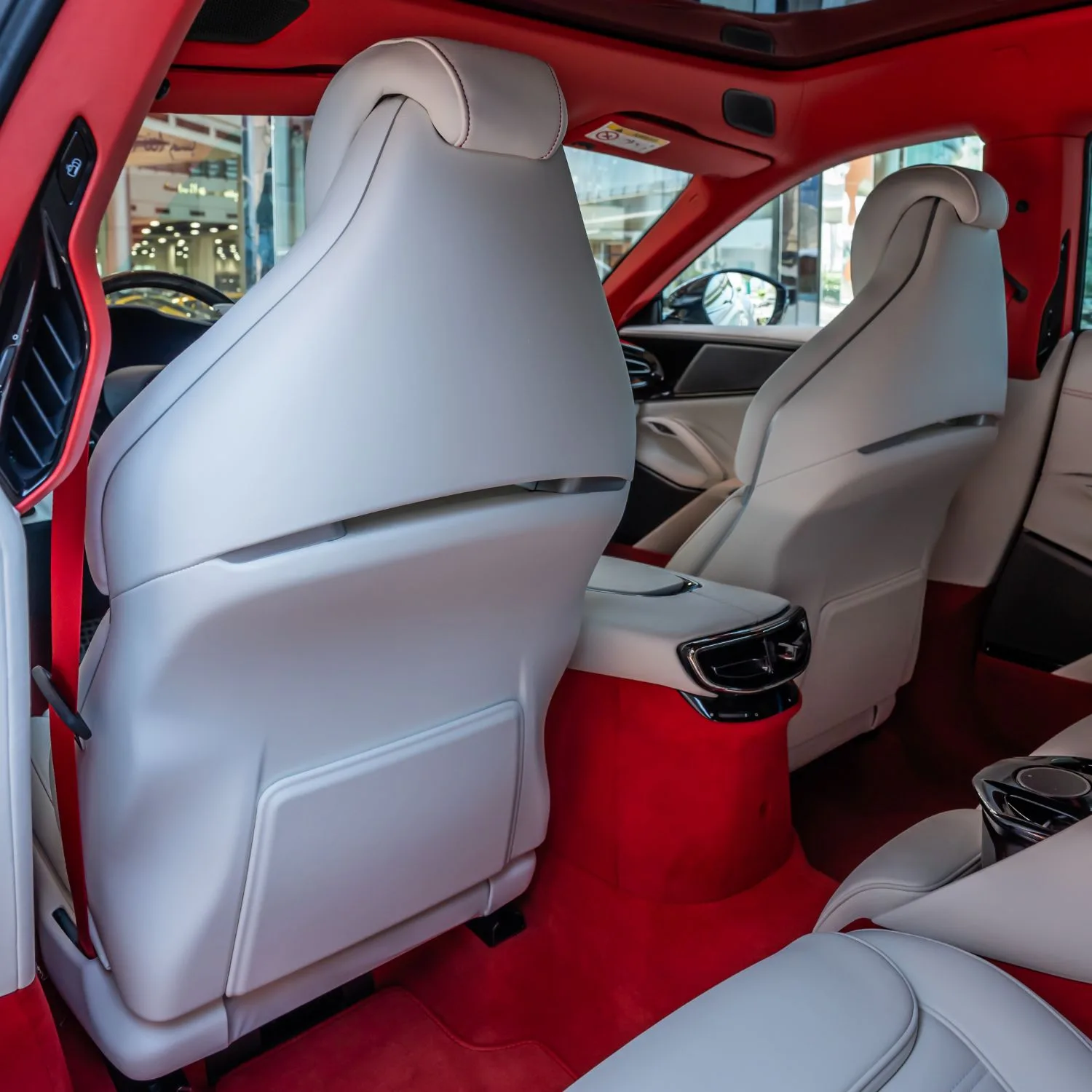 2025 Ferrari Purosangue angeboten von einem Fachhändler in Dubai, Vereinigte Arabische Emirate, Foto 14 von 21