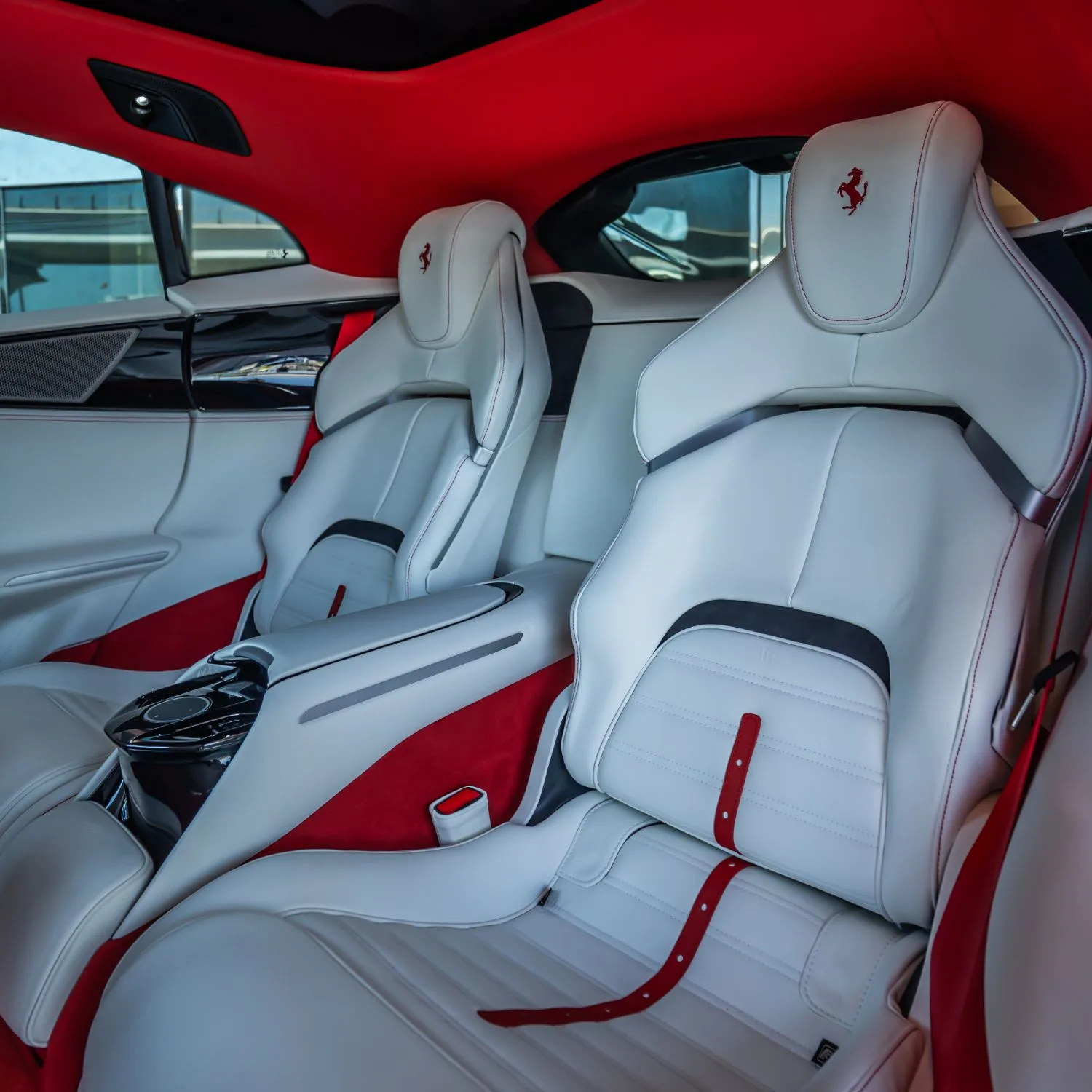 2025 Ferrari Purosangue angeboten von einem Fachhändler in Dubai, Vereinigte Arabische Emirate, Foto 16 von 21