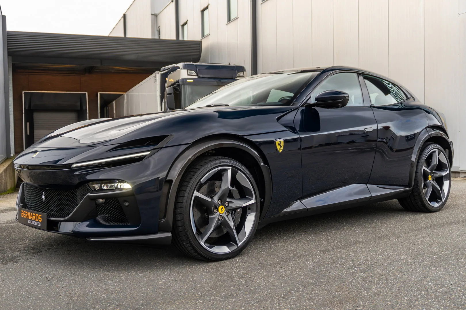 2025 Ferrari Purosangue proposée par un spécialiste de la supercar à Woerden, Pays-Bas, photo principale