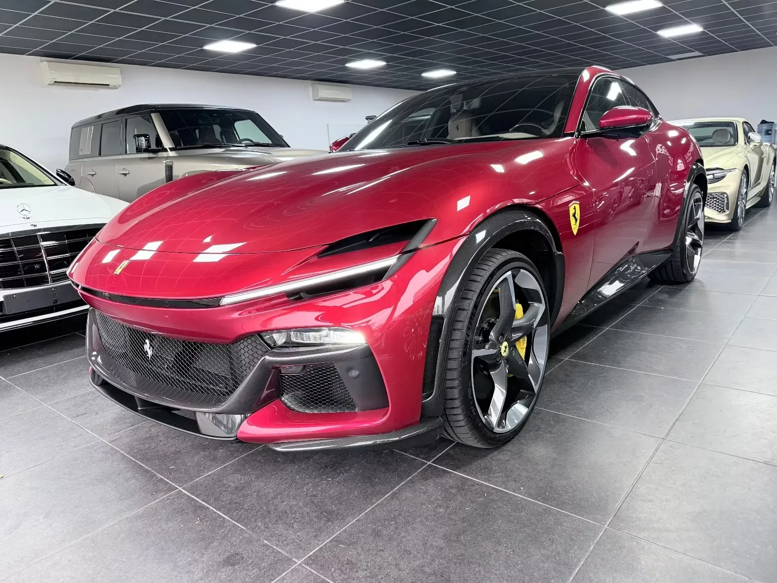 2025 Ferrari Purosangue proposée par un concessionnaire spécialisé à Bratislava, Slovaquie, photo principale