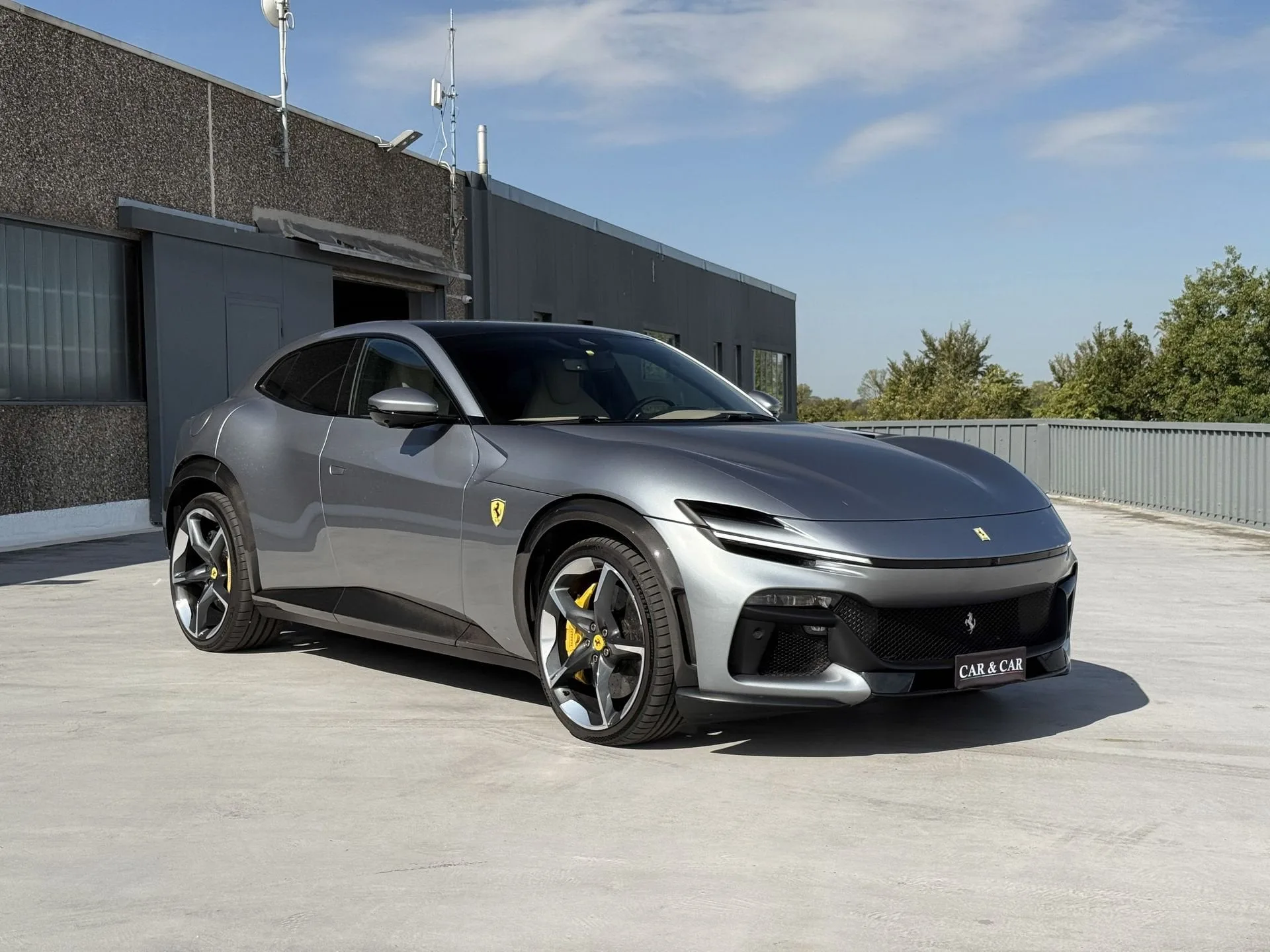 2025 Ferrari Purosangue proposée par un concessionnaire spécialisé à Zibido San Giacomo, Italie, photo principale