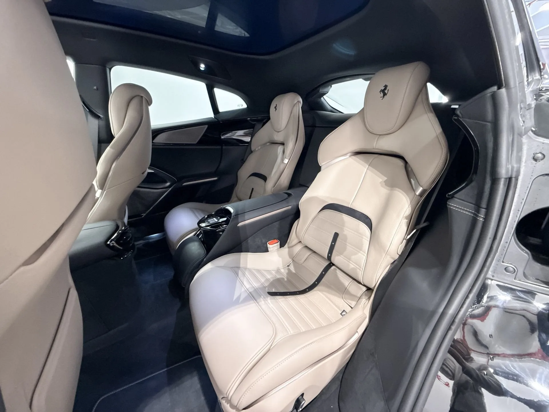 2025 Ferrari Purosangue, 22/24
