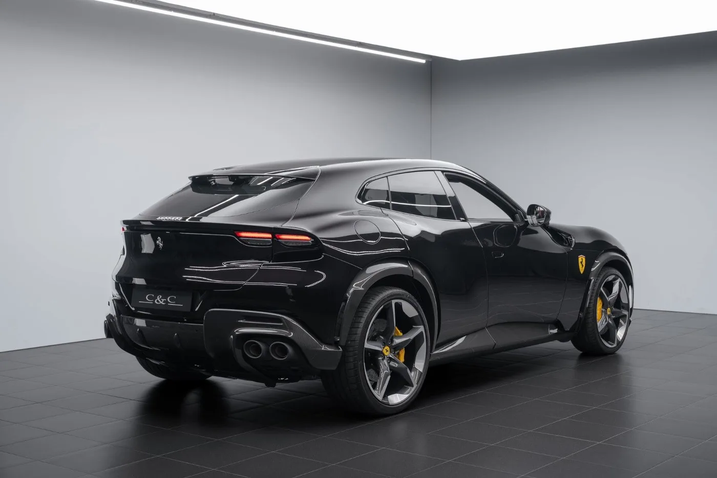 2025 Ferrari Purosangue proposée par un concessionnaire spécialisé à Putzbrunn, Allemagne, photo 2 sur 25