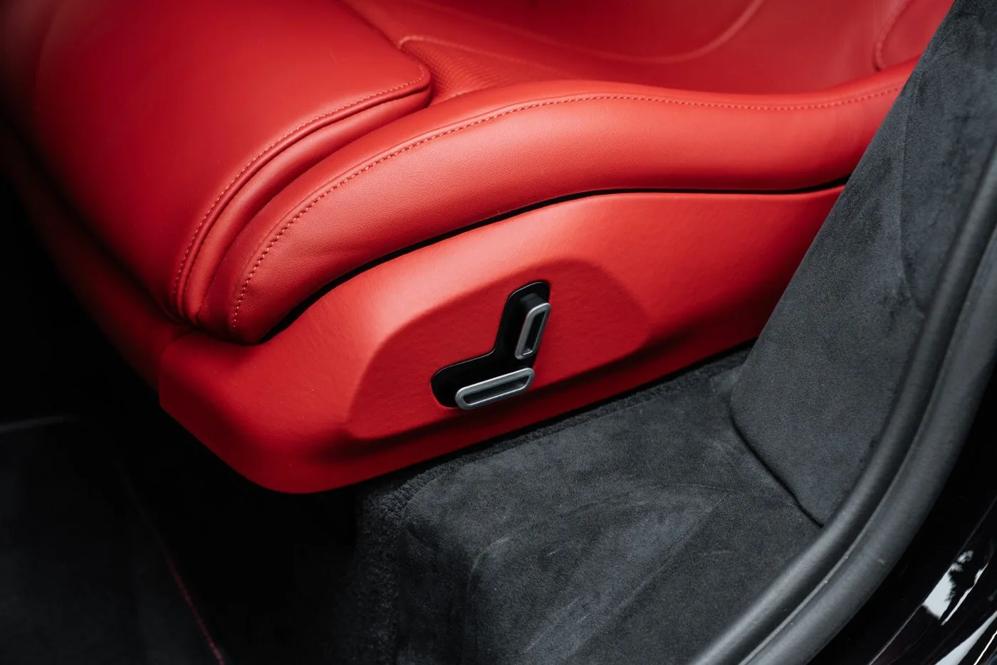 2025 Ferrari Purosangue proposée par un concessionnaire spécialisé à Putzbrunn, Allemagne, photo 17 sur 25