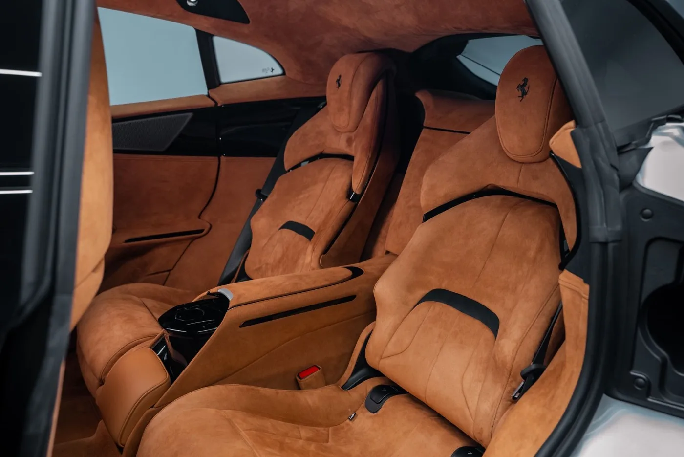 2025 Ferrari Purosangue proposée par un concessionnaire spécialisé à Putzbrunn, Allemagne, photo 8 sur 25