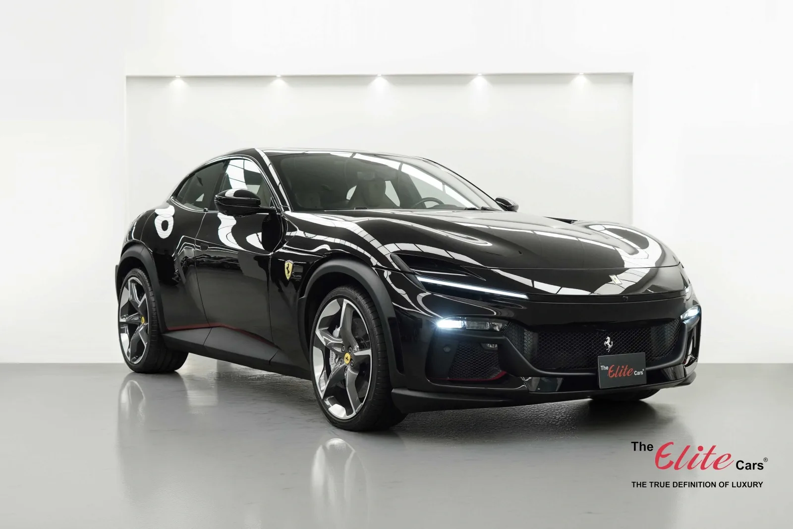 2025 Ferrari Purosangue proposée par un concessionnaire spécialisé à Dubai, Émirats arabes unis, photo principale