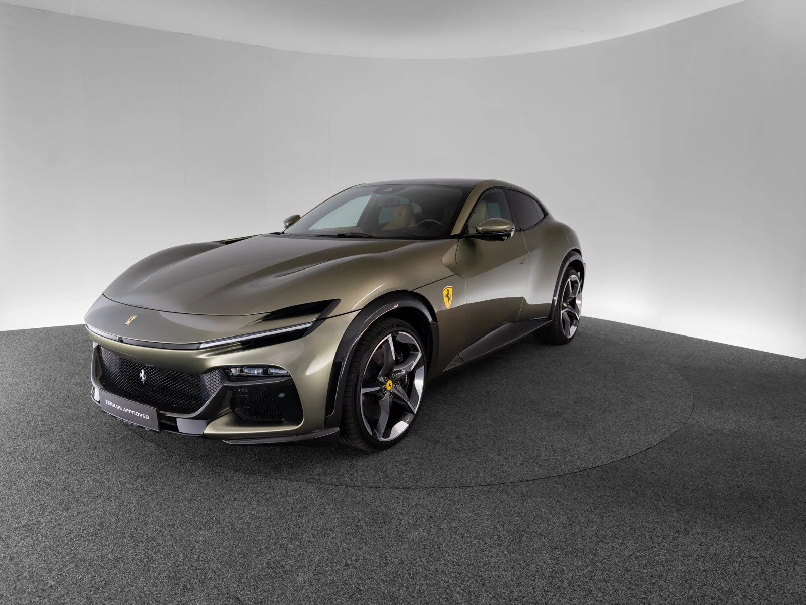 2025 Ferrari Purosangue proposée par un concessionnaire spécialisé à Singen, Allemagne, photo principale