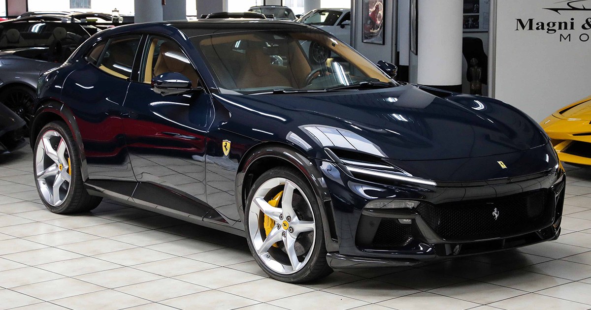 2025 Ferrari Purosangue proposée par un concessionnaire spécialisé à Milan, Italie, photo principale