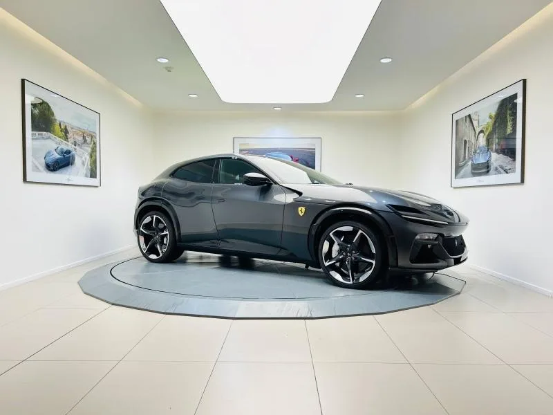 2025 Ferrari Purosangue proposée par un concessionnaire spécialisé à Biarritz, France, photo principale