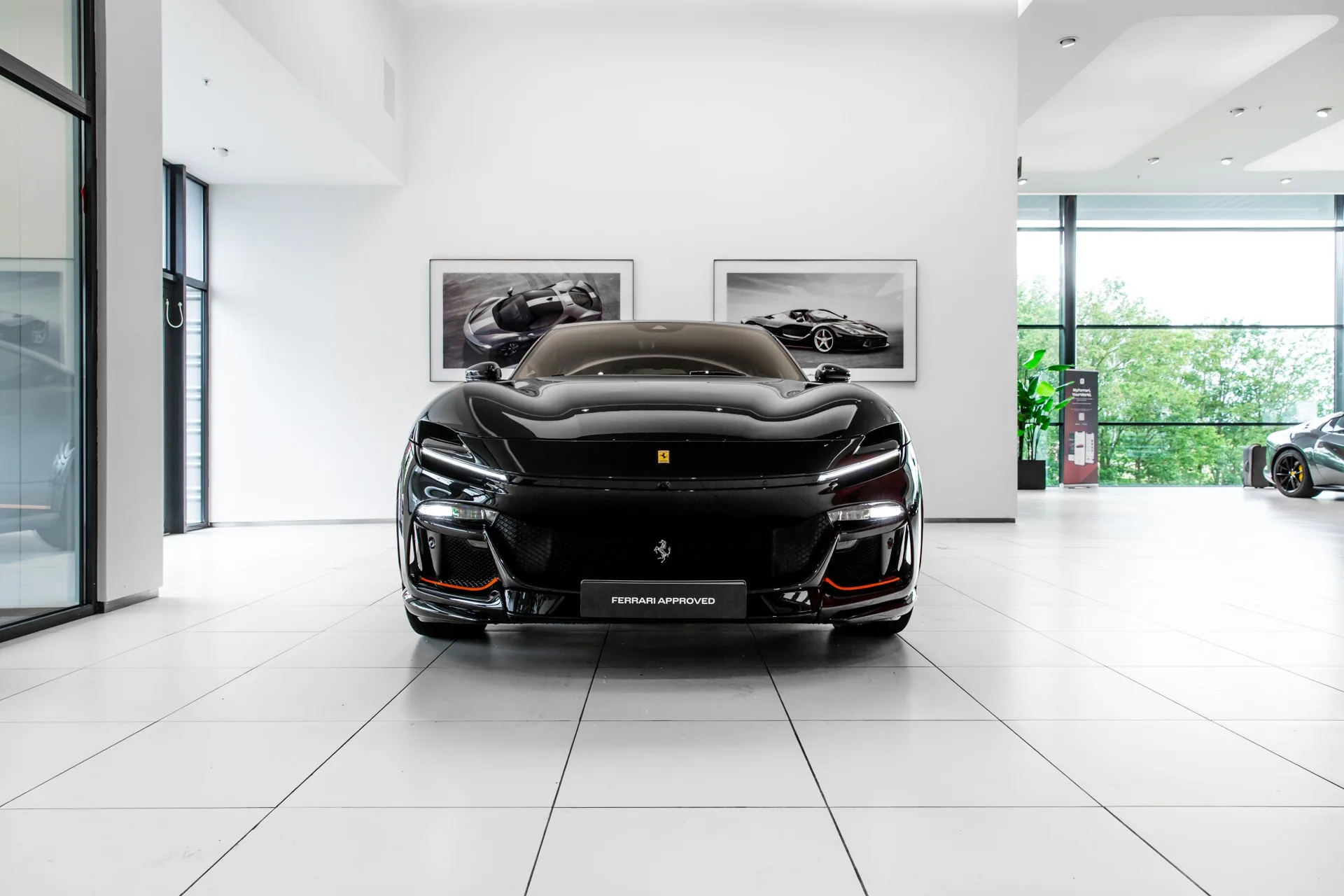 2025 Ferrari Purosangue proposée par un concessionnaire spécialisé à Hengelo, Pays-Bas, photo principale