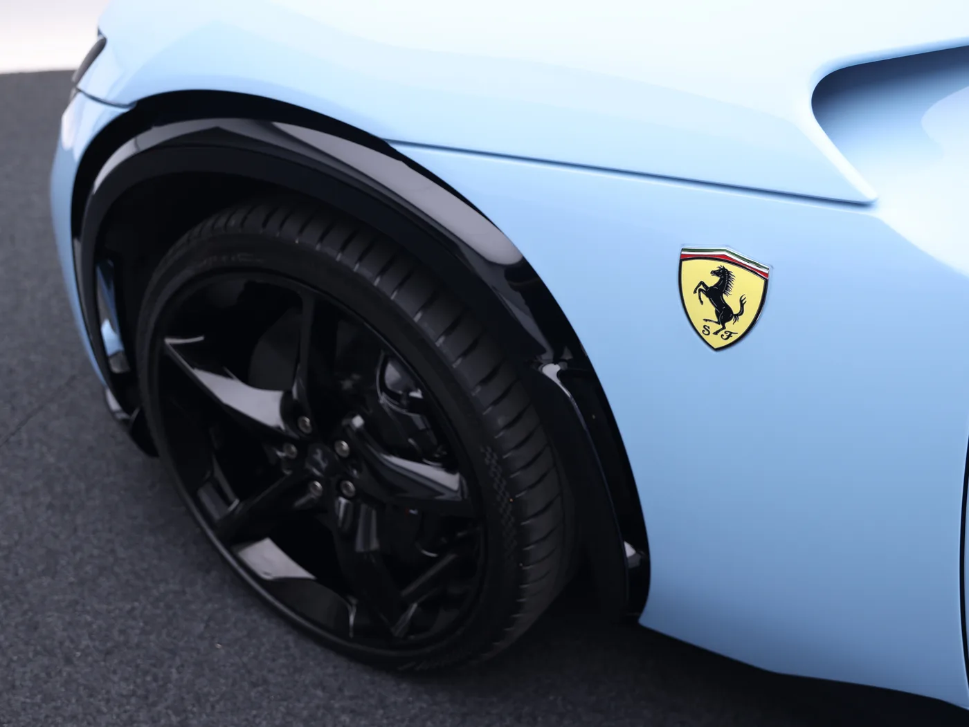 2025 Ferrari Purosangue angeboten von einem Fachhändler in Frankfurt am Main, Deutschland, Foto 11 von 15