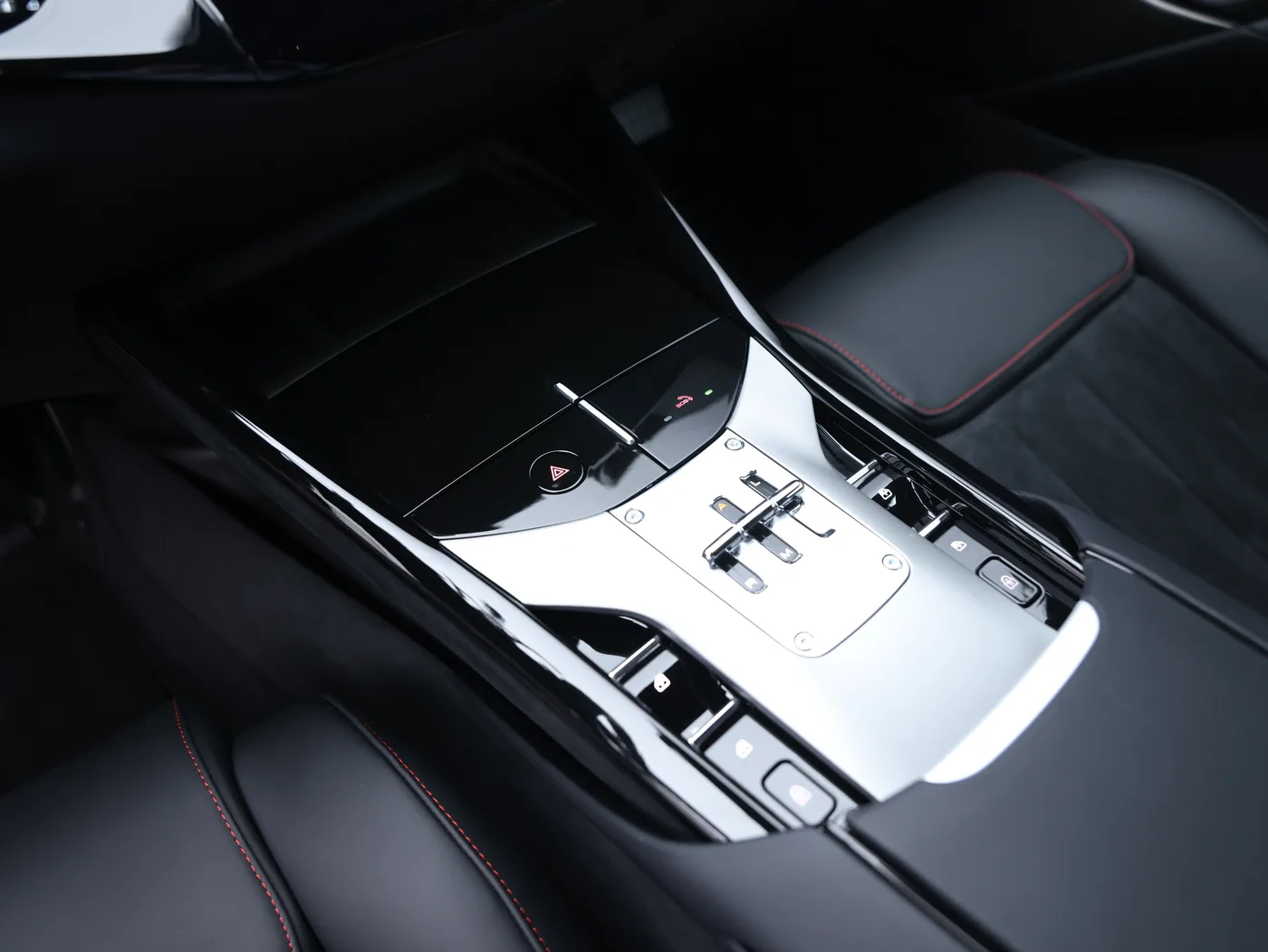 2025 Ferrari Purosangue proposée par un concessionnaire spécialisé à Frankfurt am Main, Allemagne, photo 11 sur 15