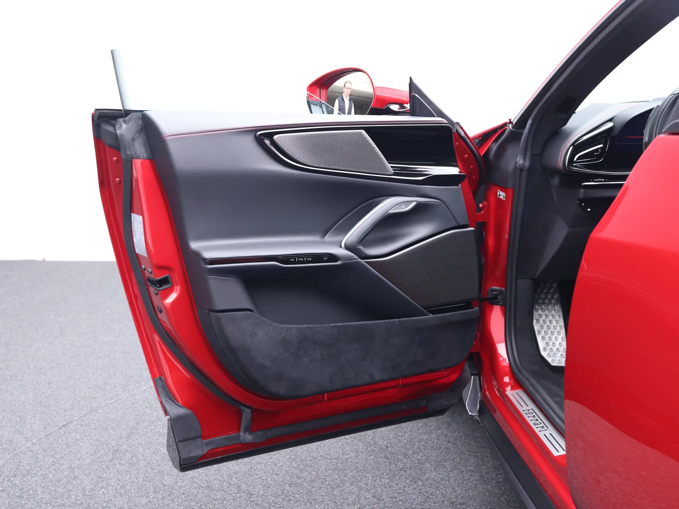 2025 Ferrari Purosangue proposée par un concessionnaire spécialisé à Frankfurt am Main, Allemagne, photo 15 sur 15