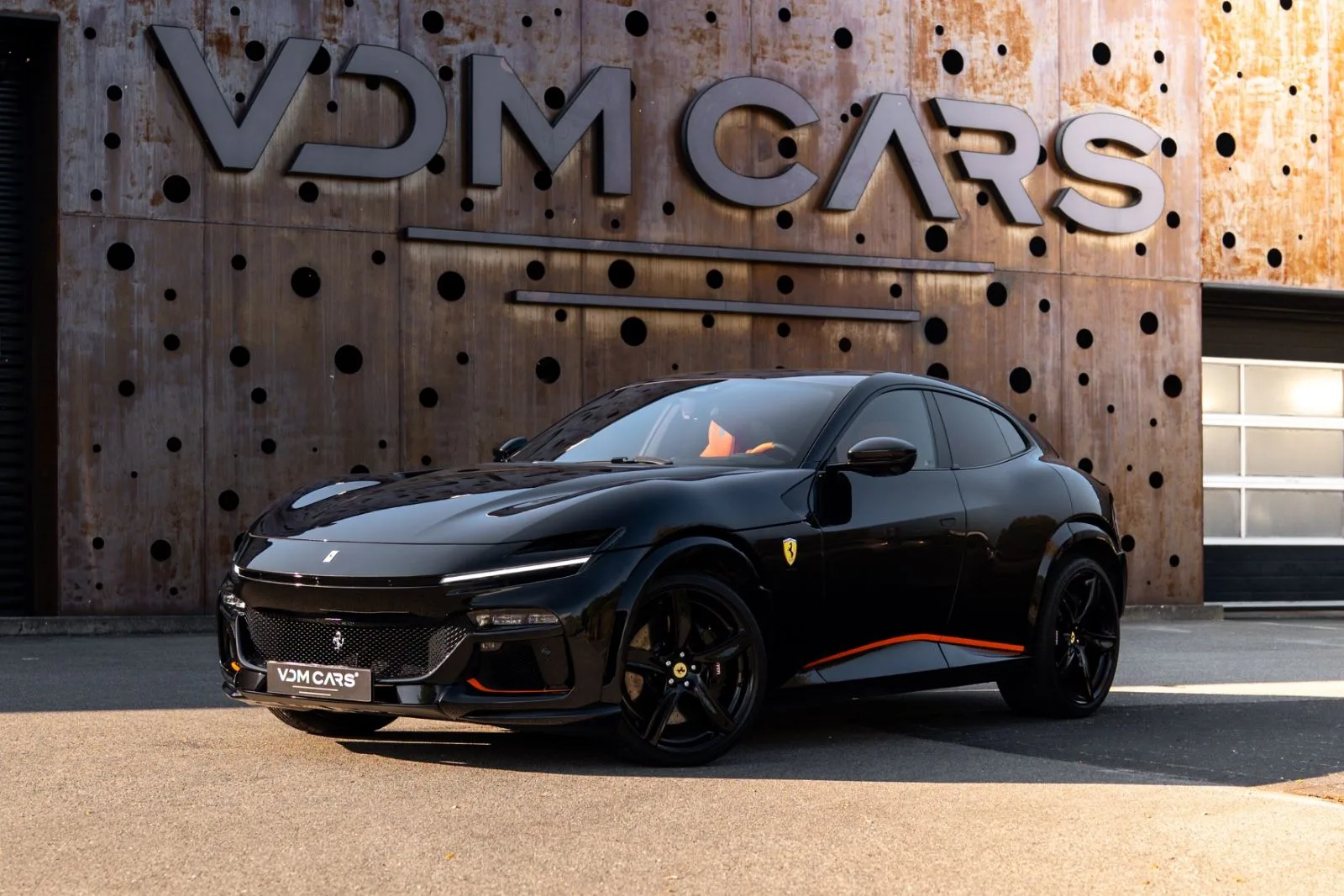 2025 Ferrari Purosangue en un concesionario especializado de Gronau, Alemania, foto principal