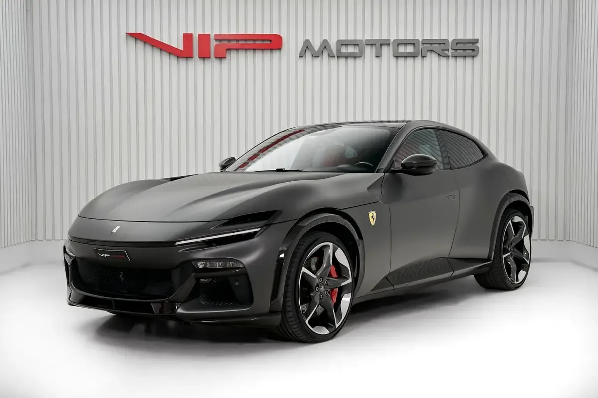 2025 Ferrari Purosangue en un concesionario especializado de Dubái, Emiratos Árabes Unidos, foto principal