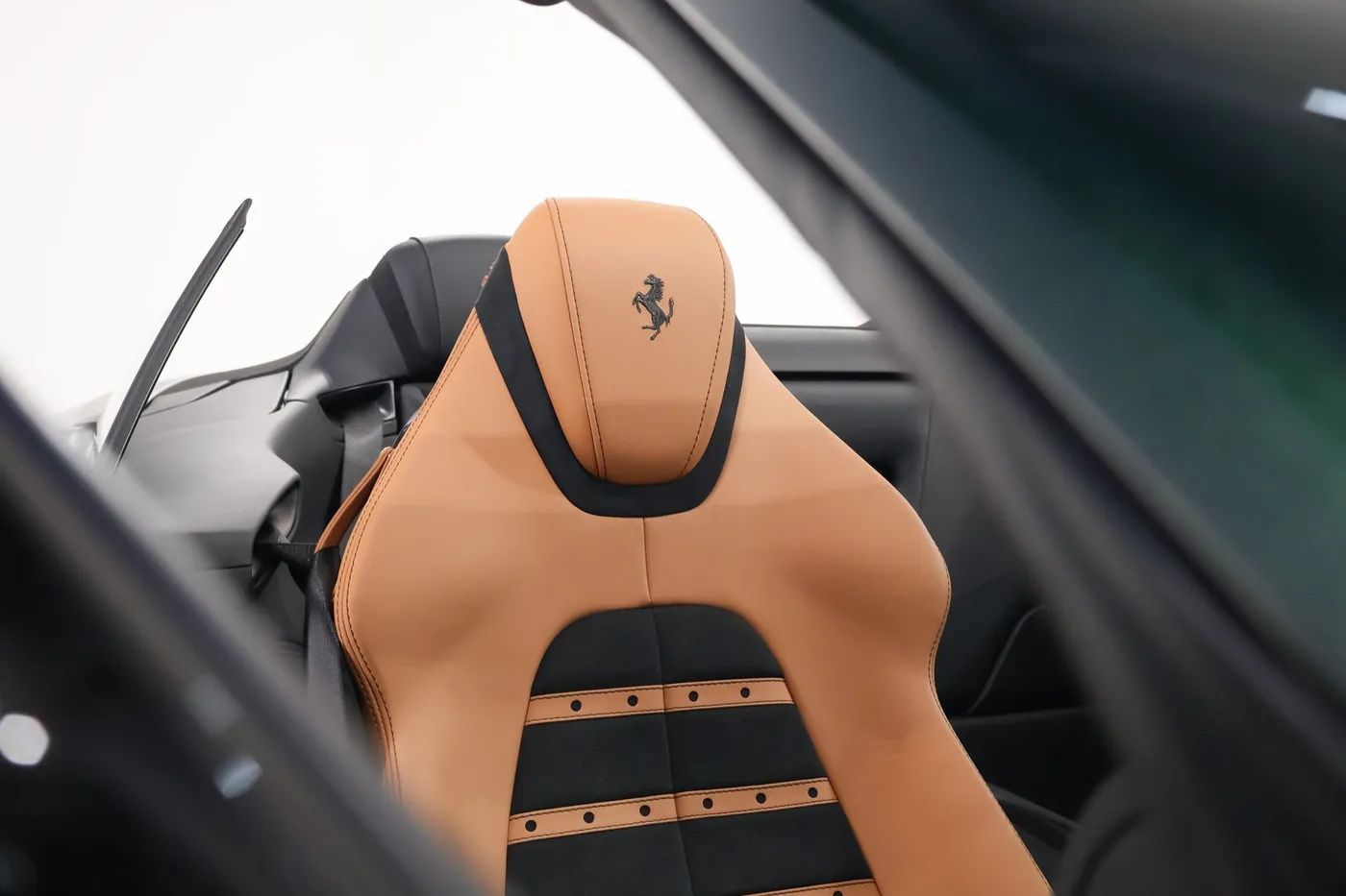 2025 Ferrari Roma Spider Atelier offered by a supercar dealer in Zibido San Giacomo, Italy, photo 19 of 25