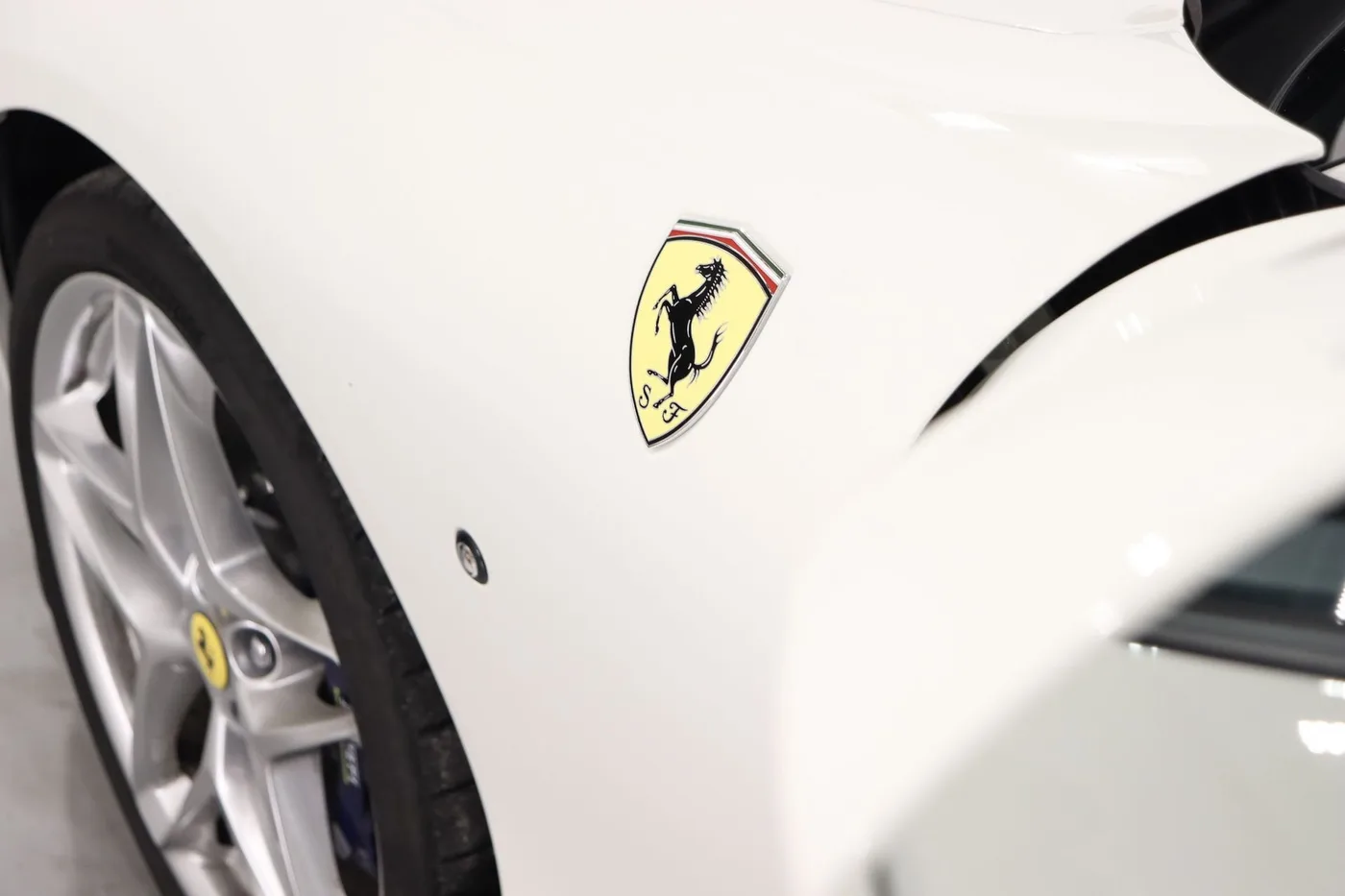 2025 Ferrari Roma Spider angeboten von einem Supersportwagenhändler in Zibido San Giacomo, Italien, Foto 12 von 25