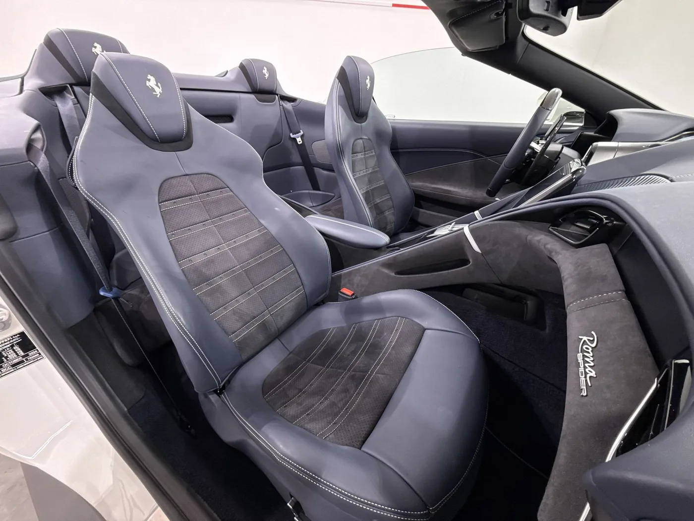 2025 Ferrari Roma Spider angeboten von einem Supersportwagenhändler in Zibido San Giacomo, Italien, Foto 14 von 25