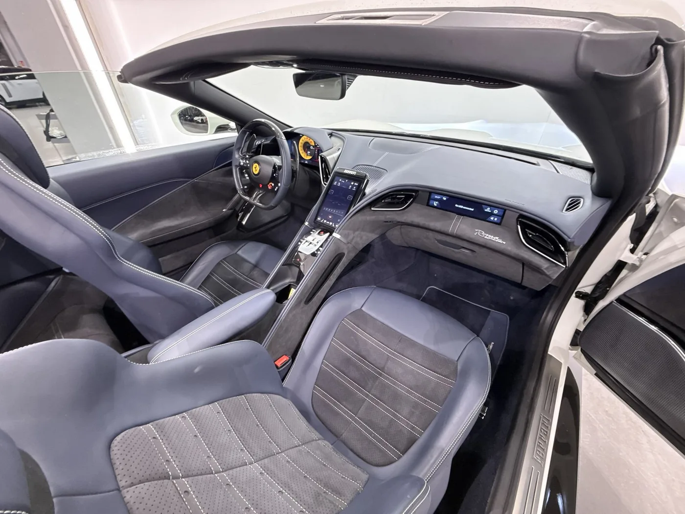 2025 Ferrari Roma Spider angeboten von einem Supersportwagenhändler in Zibido San Giacomo, Italien, Foto 17 von 25