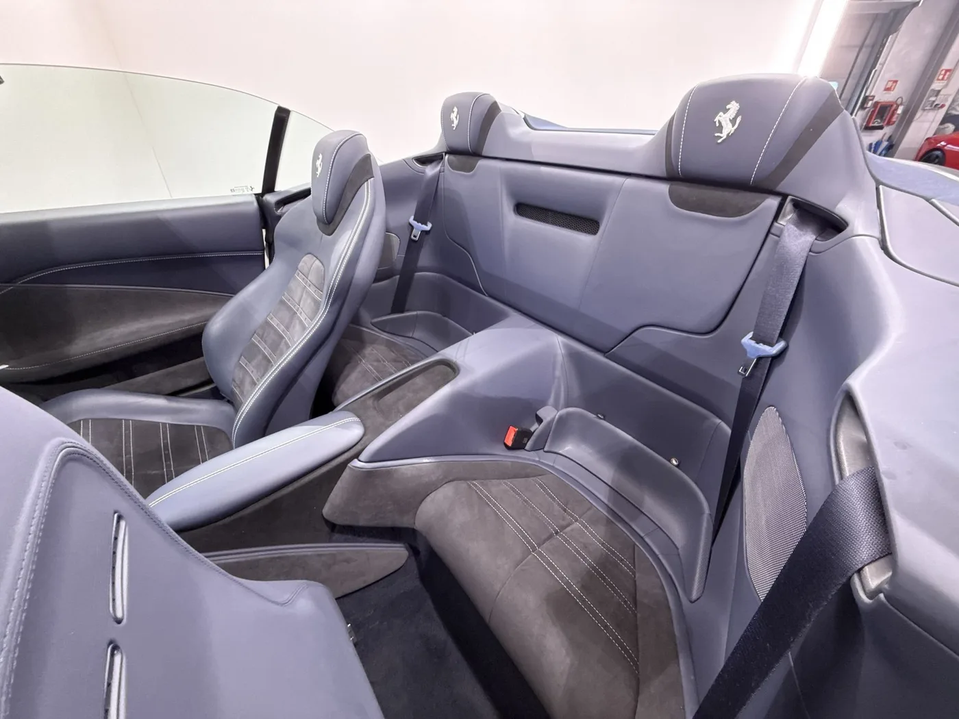 2025 Ferrari Roma Spider angeboten von einem Supersportwagenhändler in Zibido San Giacomo, Italien, Foto 18 von 25