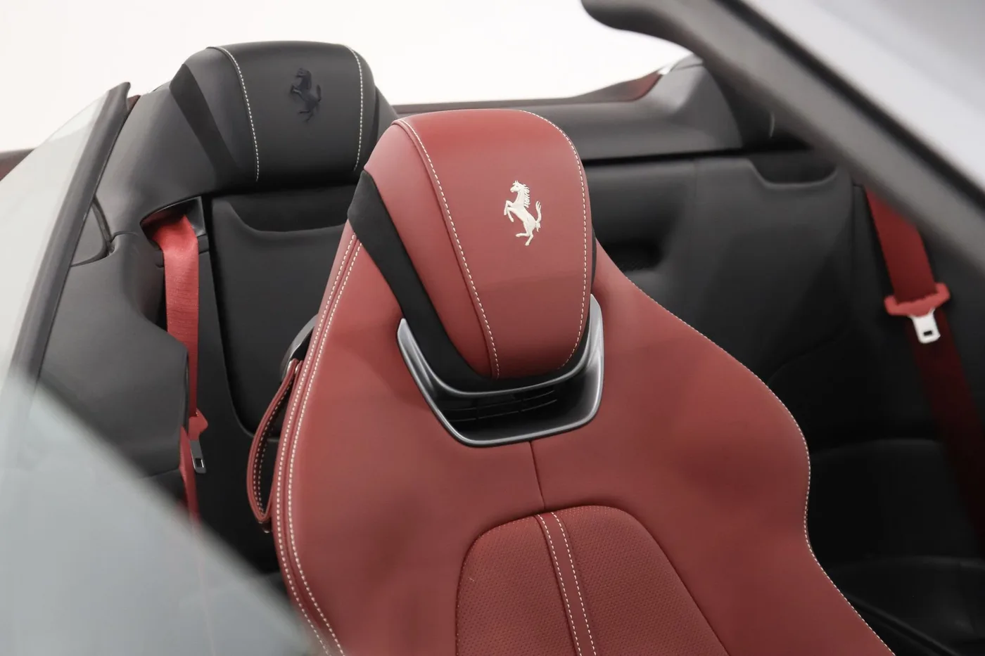 2025 Ferrari Roma Spider offered by a supercar dealer in Zibido San Giacomo, Italy, photo 8 of 18