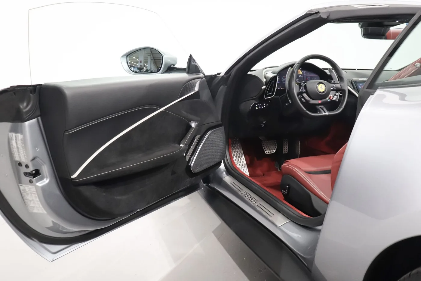 2025 Ferrari Roma Spider offered by a supercar dealer in Zibido San Giacomo, Italy, photo 14 of 18