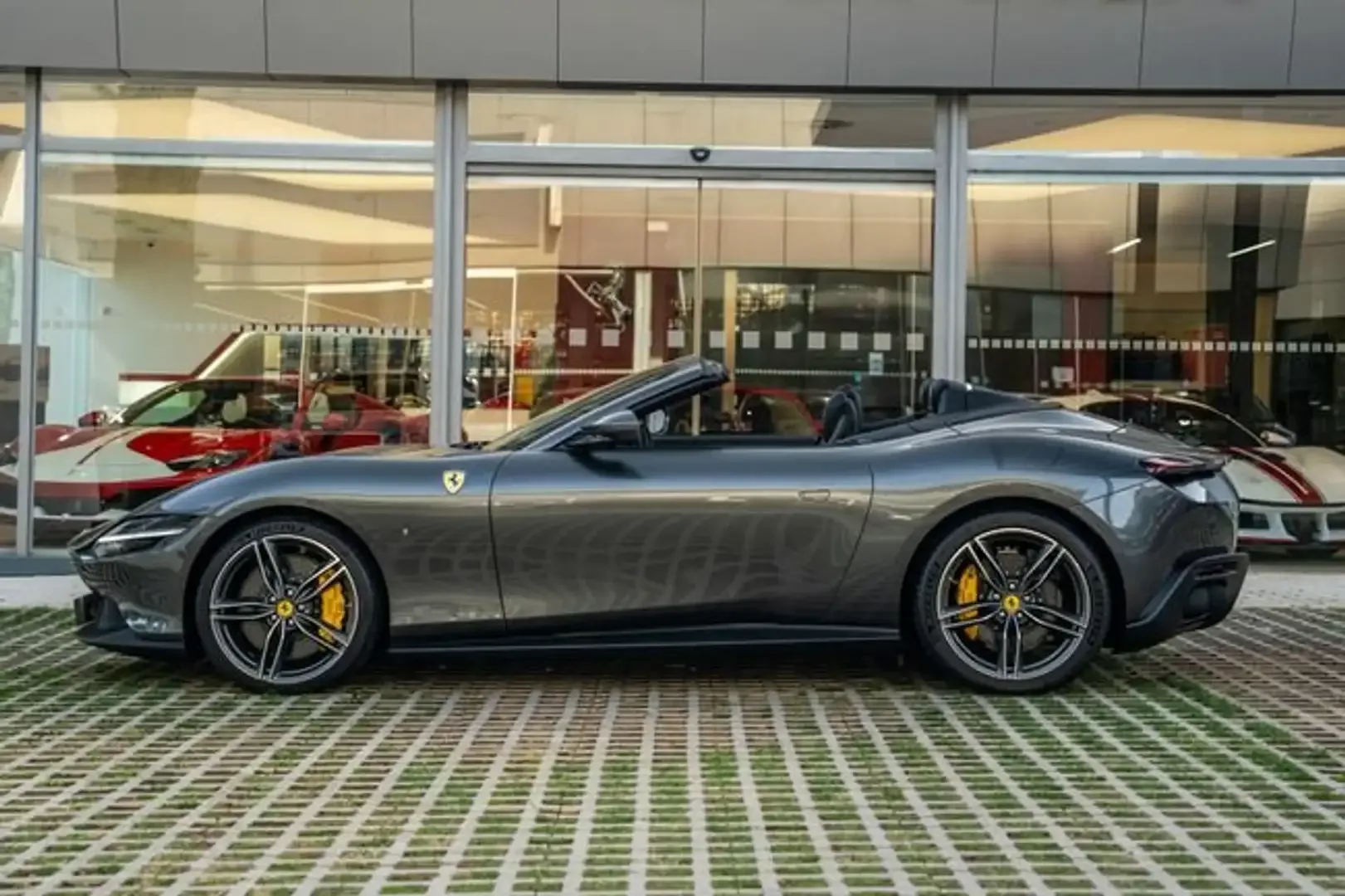 2025 Ferrari Roma Spider, 8/29