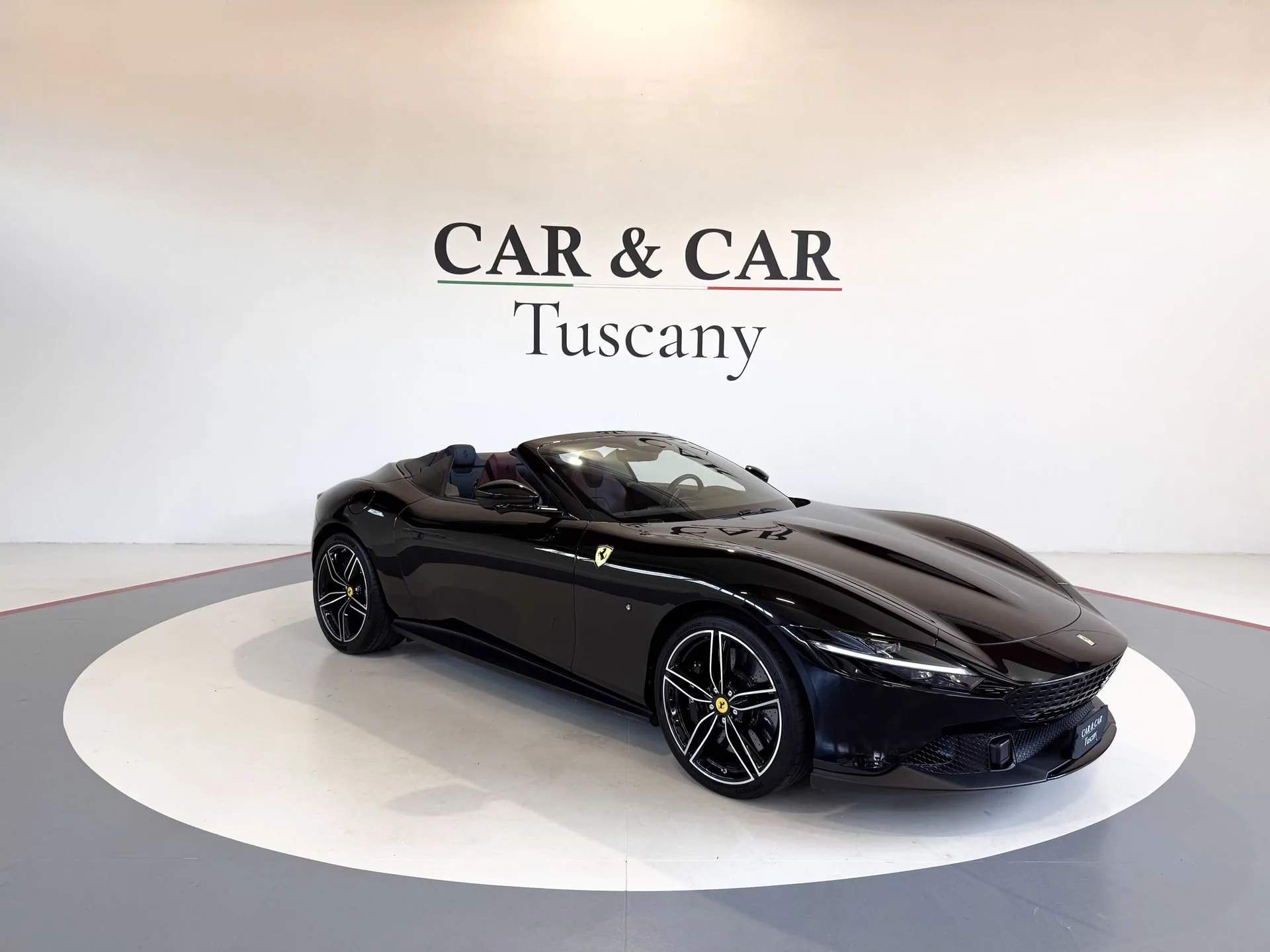 2025 Ferrari Roma Spider angeboten von einem Fachhändler in Lucca, Italien, Hauptfoto