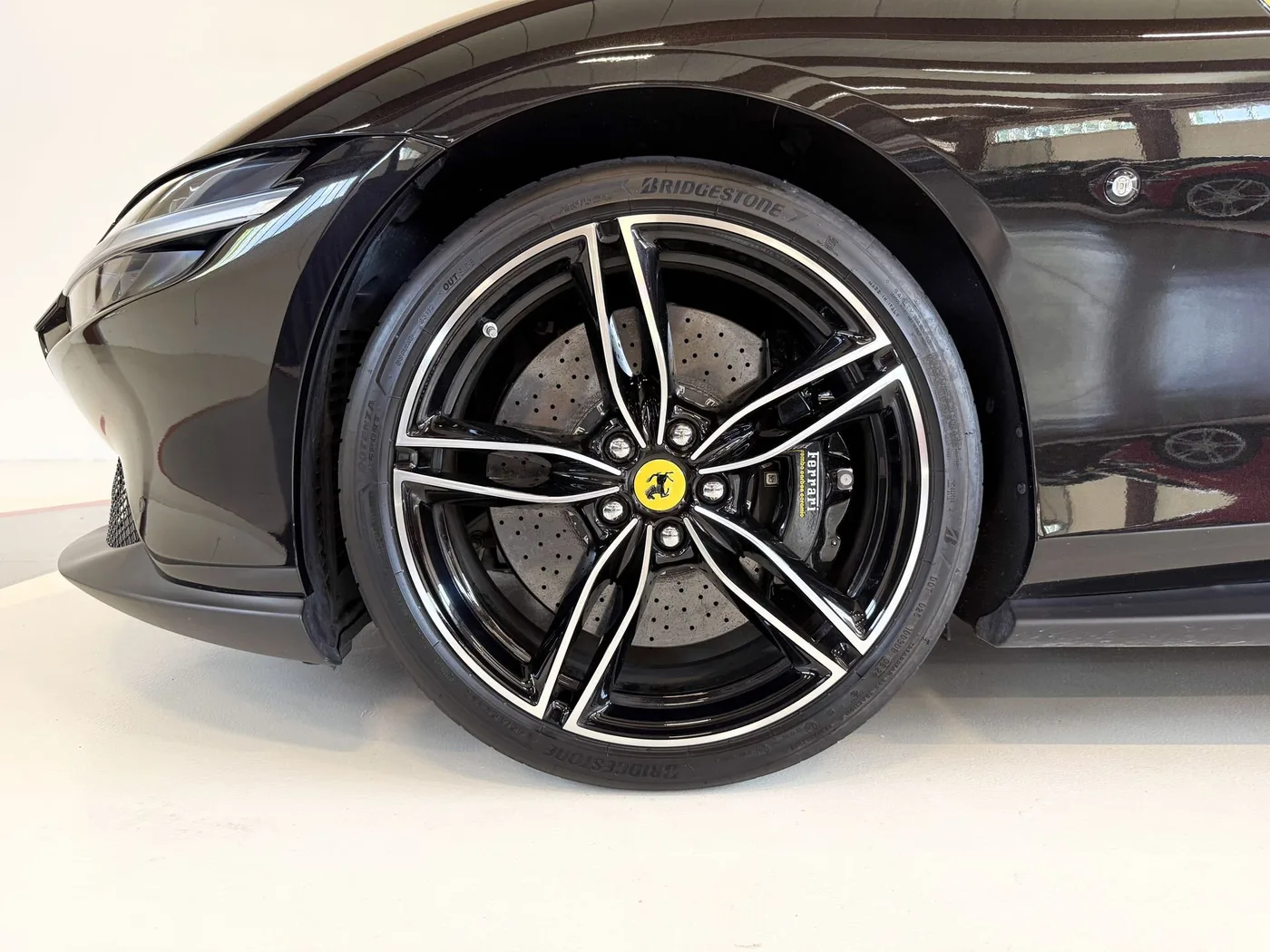 2025 Ferrari Roma Spider proposée par un concessionnaire spécialisé à Lucca, Italie, photo 5 sur 25