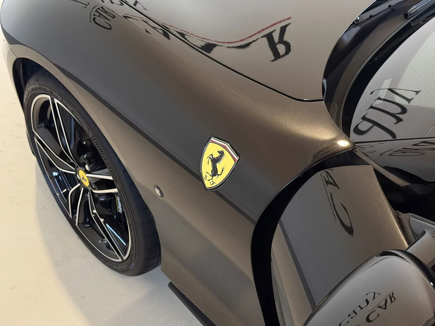 2025 Ferrari Roma Spider proposée par un concessionnaire spécialisé à Lucca, Italie, photo 9 sur 25