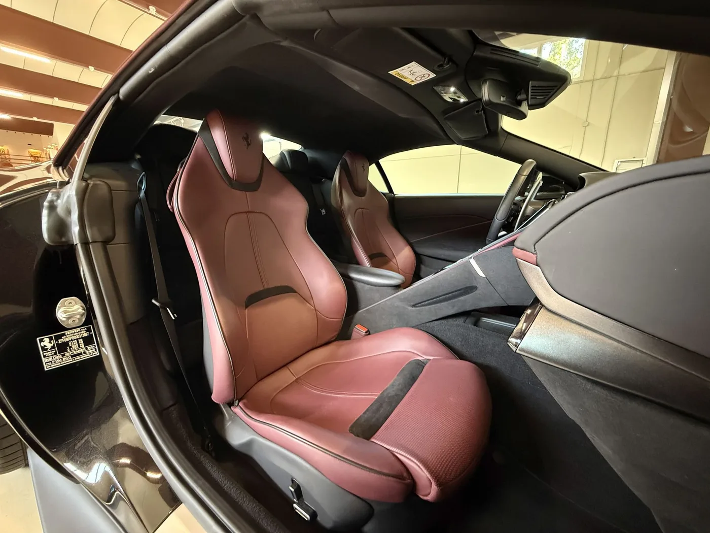 2025 Ferrari Roma Spider proposée par un concessionnaire spécialisé à Lucca, Italie, photo 13 sur 25