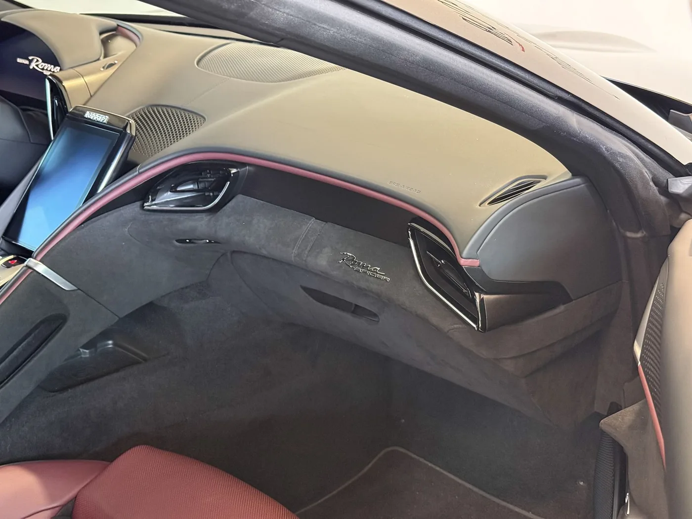 2025 Ferrari Roma Spider proposée par un concessionnaire spécialisé à Lucca, Italie, photo 15 sur 25