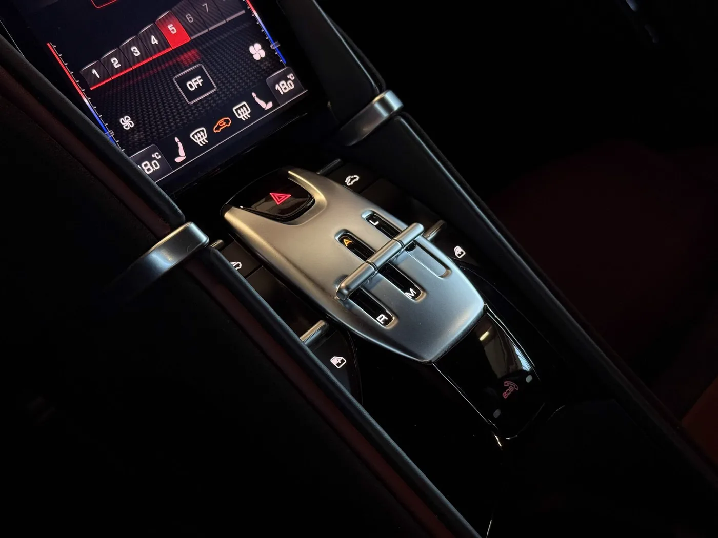 2025 Ferrari Roma Spider proposée par un concessionnaire spécialisé à Lucca, Italie, photo 18 sur 25