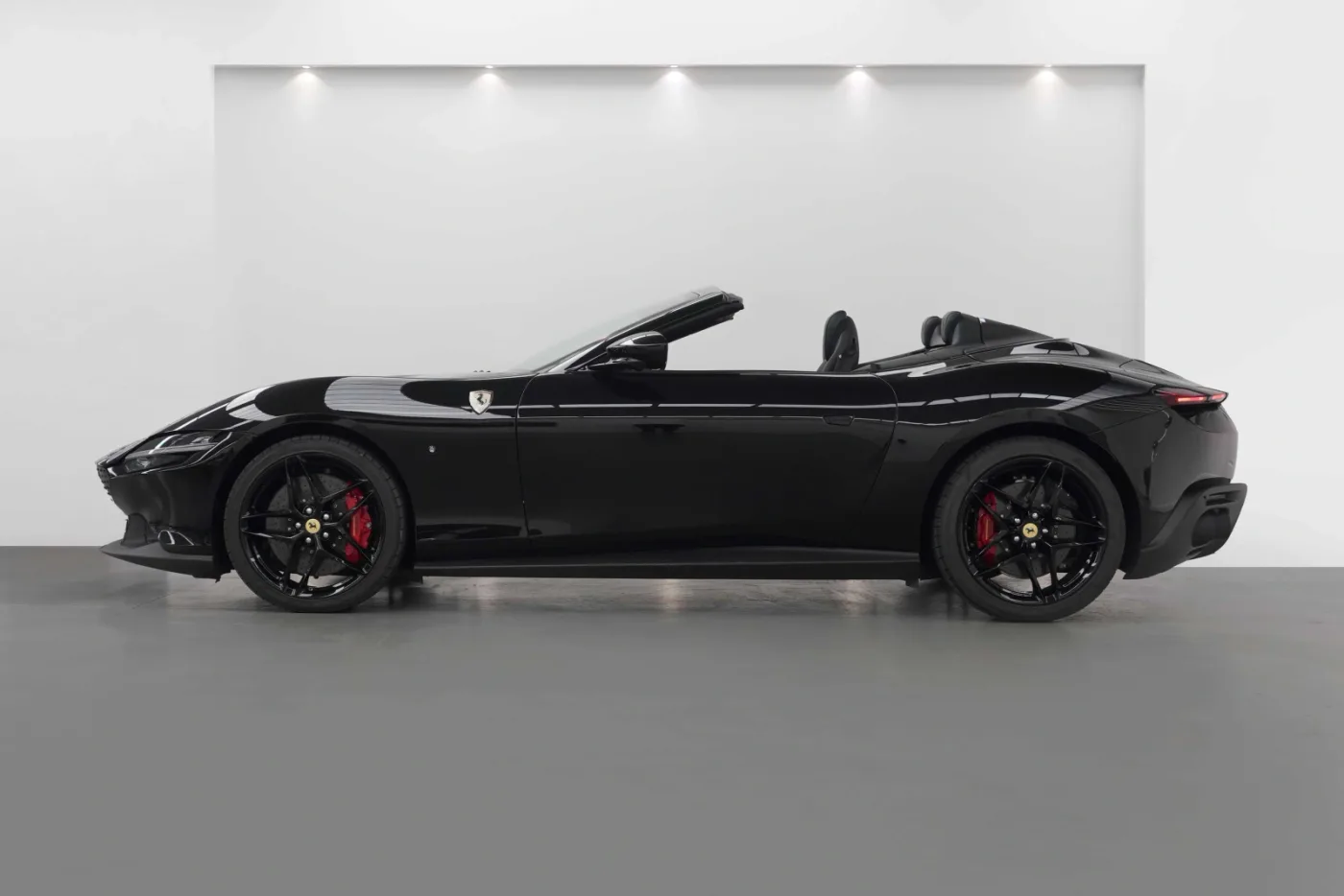2025 Ferrari Roma Spider offered by a specialist dealer in Dubai, United Arab Emirates, photo 3 of 10