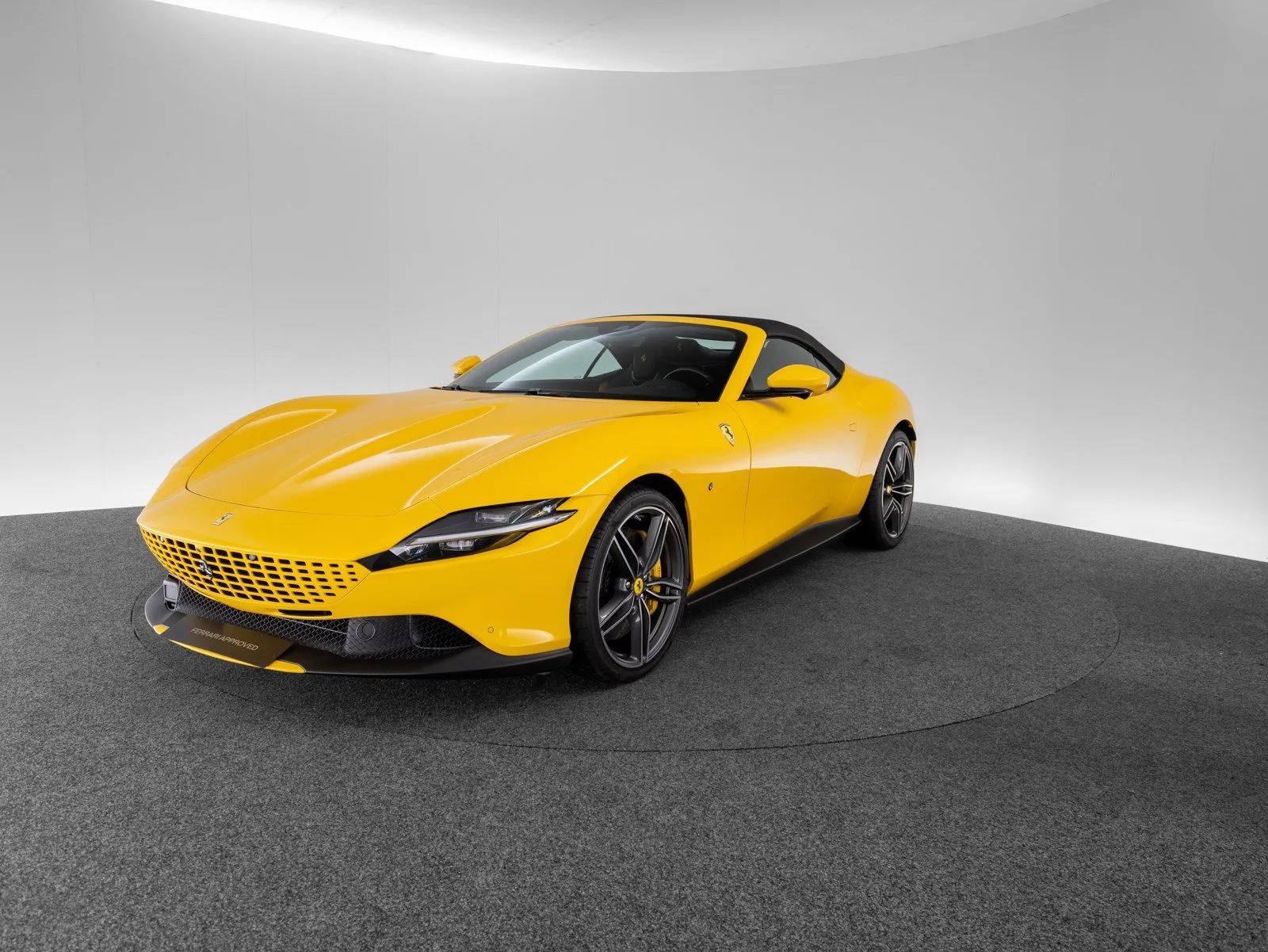 2025 Ferrari Roma Spider proposée par un concessionnaire spécialisé à Singen, Allemagne, photo principale