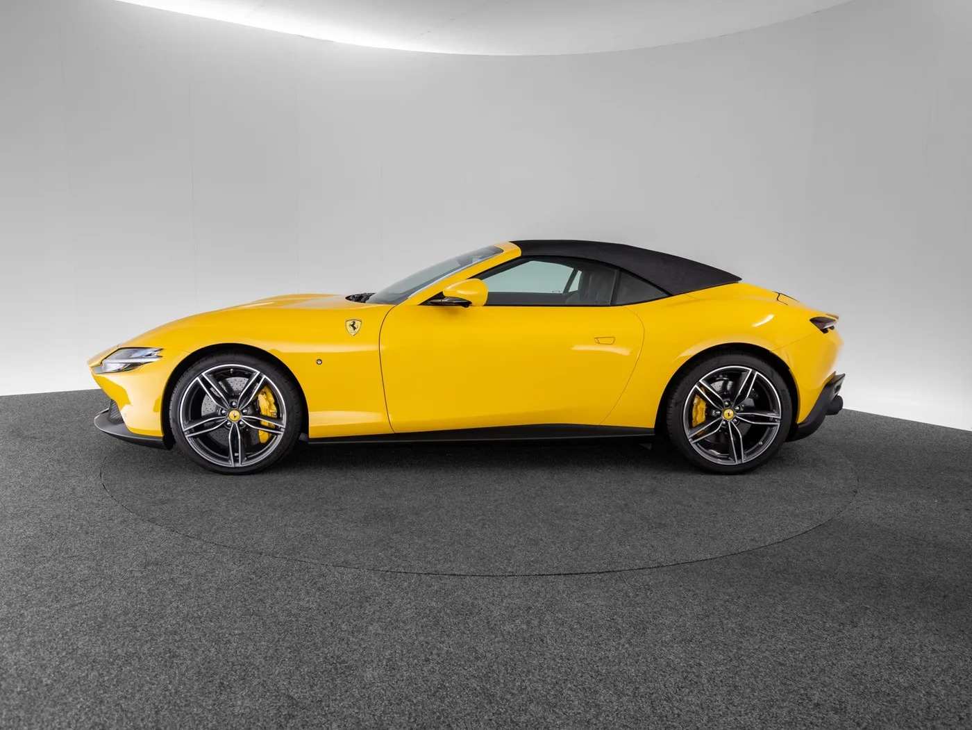 2025 Ferrari Roma Spider proposée par un concessionnaire spécialisé à Singen, Allemagne, photo 2 sur 15