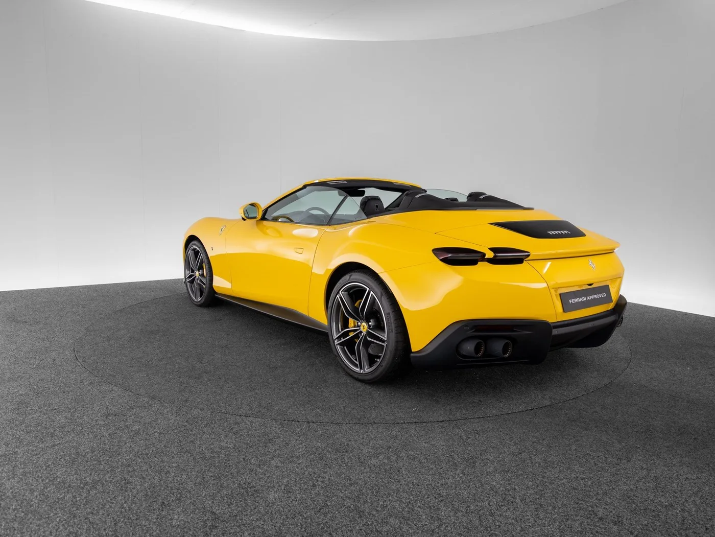 2025 Ferrari Roma Spider proposée par un concessionnaire spécialisé à Singen, Allemagne, photo 3 sur 15