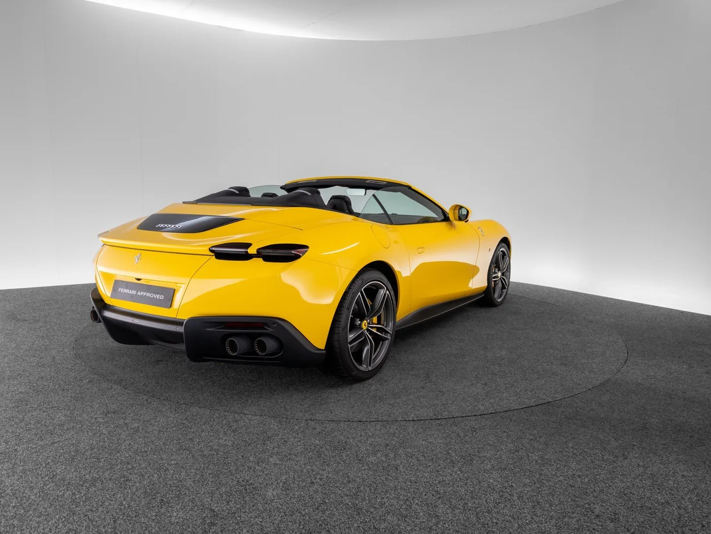 2025 Ferrari Roma Spider proposée par un concessionnaire spécialisé à Singen, Allemagne, photo 5 sur 15
