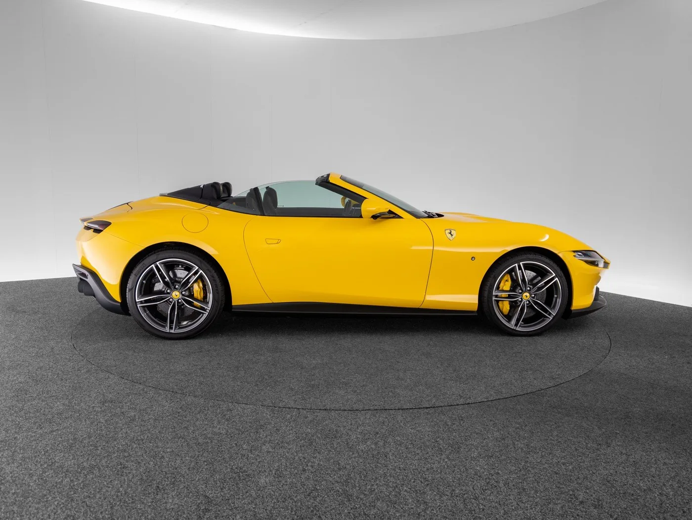 2025 Ferrari Roma Spider proposée par un concessionnaire spécialisé à Singen, Allemagne, photo 6 sur 15