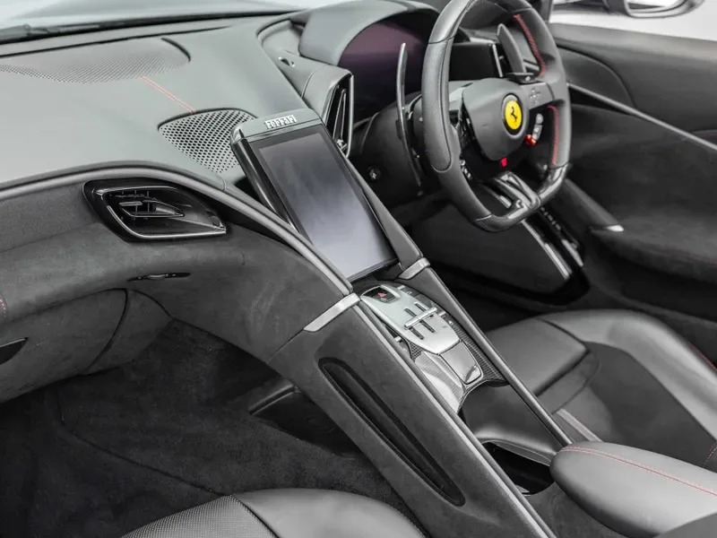 2025 Ferrari Roma Spider, 25/30