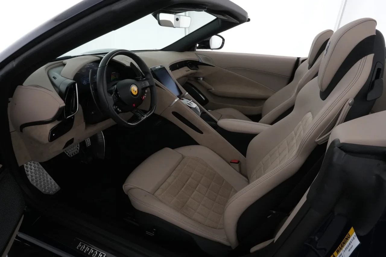 2025 Ferrari Roma Spider offered by a specialist dealer in Meerbusch, Germany, photo 5 of 6