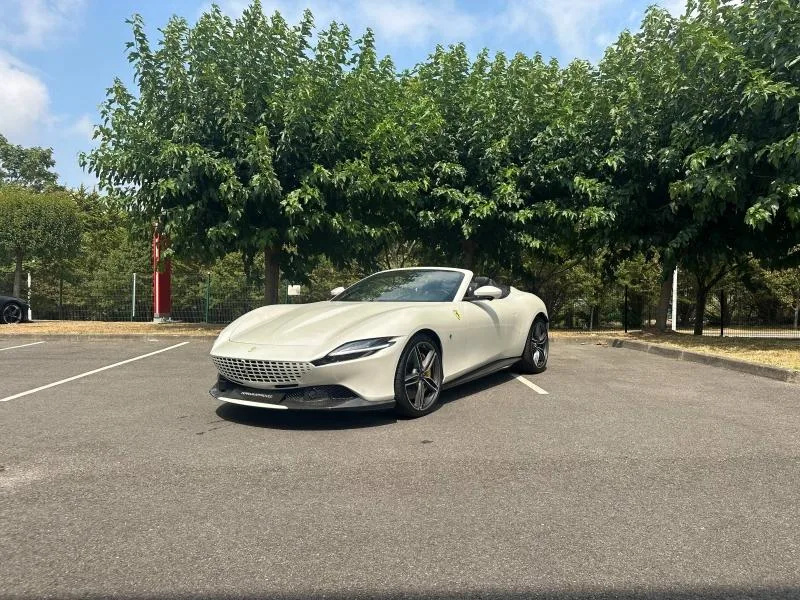 2025 Ferrari Roma Spider proposée par un concessionnaire spécialisé à Biarritz, France, photo principale