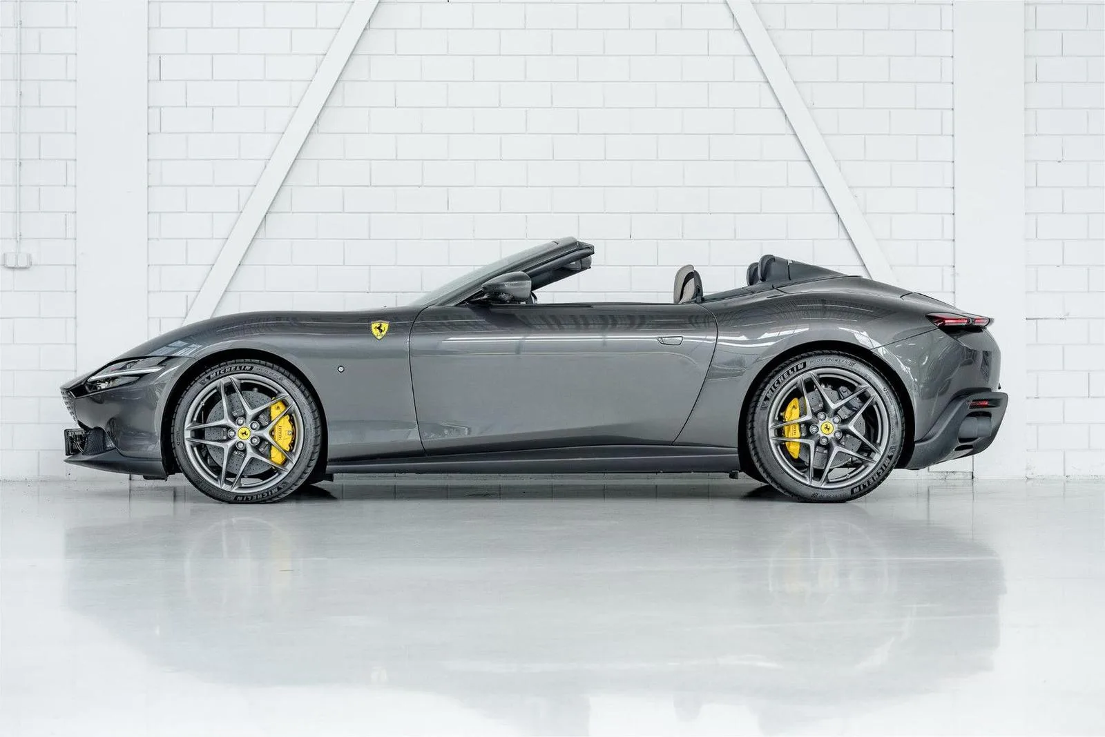 2025 Ferrari Roma Spider, 2/30