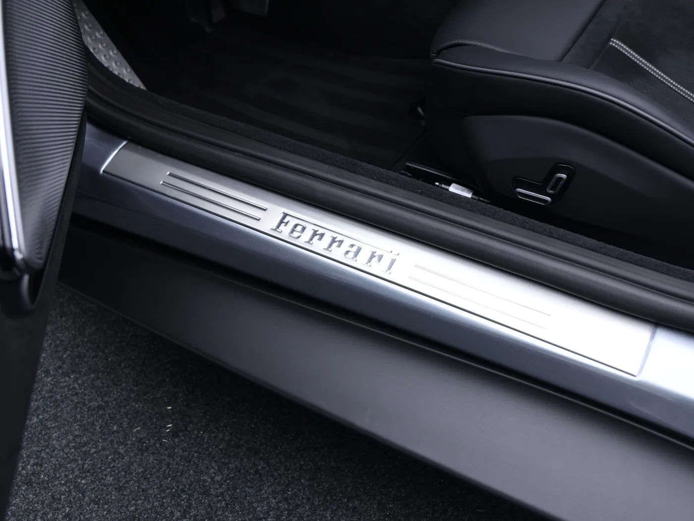 2025 Ferrari Roma Spider offered by a specialist dealer in Frankfurt am Main, Germany, photo 12 of 15