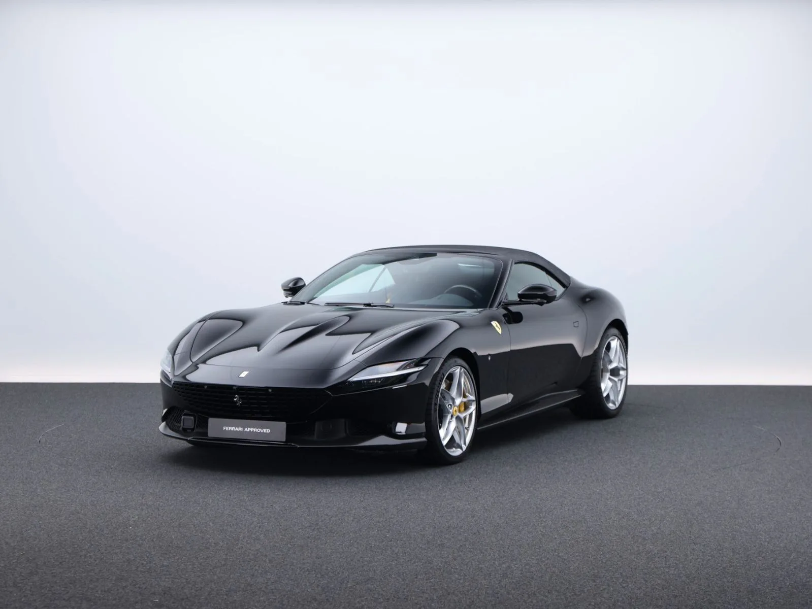 2025 Ferrari Roma Spider en un concesionario especializado de Fráncfort del Meno, Alemania, foto principal