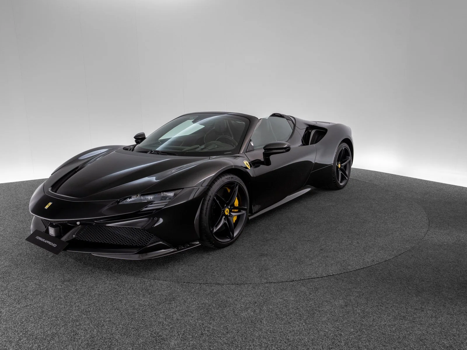 2025 Ferrari SF90 Spider proposée par un concessionnaire spécialisé à Singen, Allemagne, photo principale