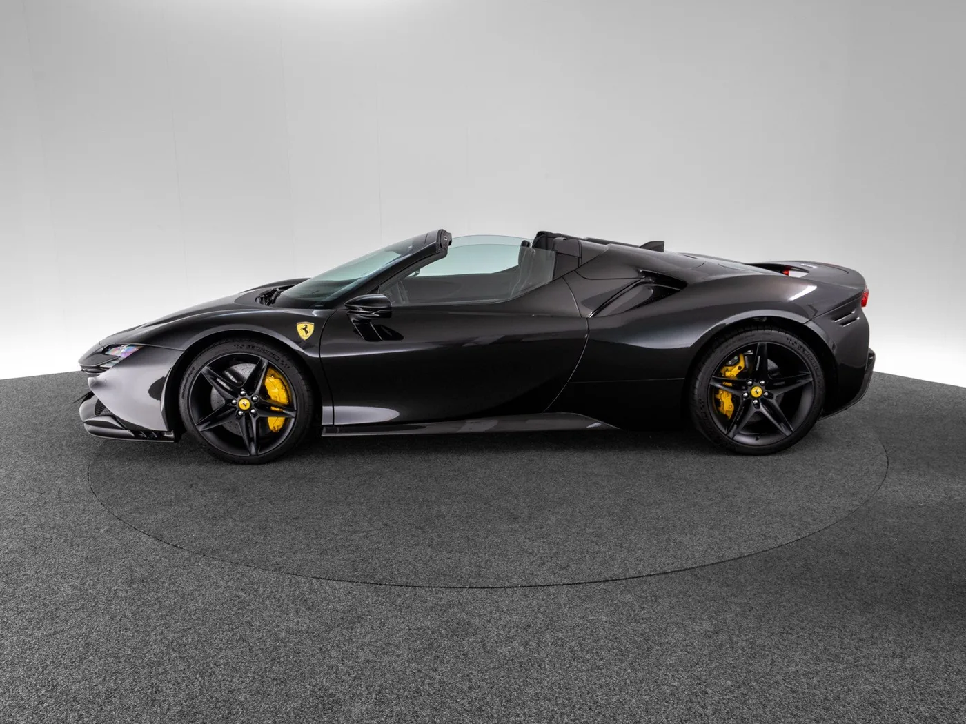 2025 Ferrari SF90 Spider proposée par un concessionnaire spécialisé à Singen, Allemagne, photo 2 sur 15