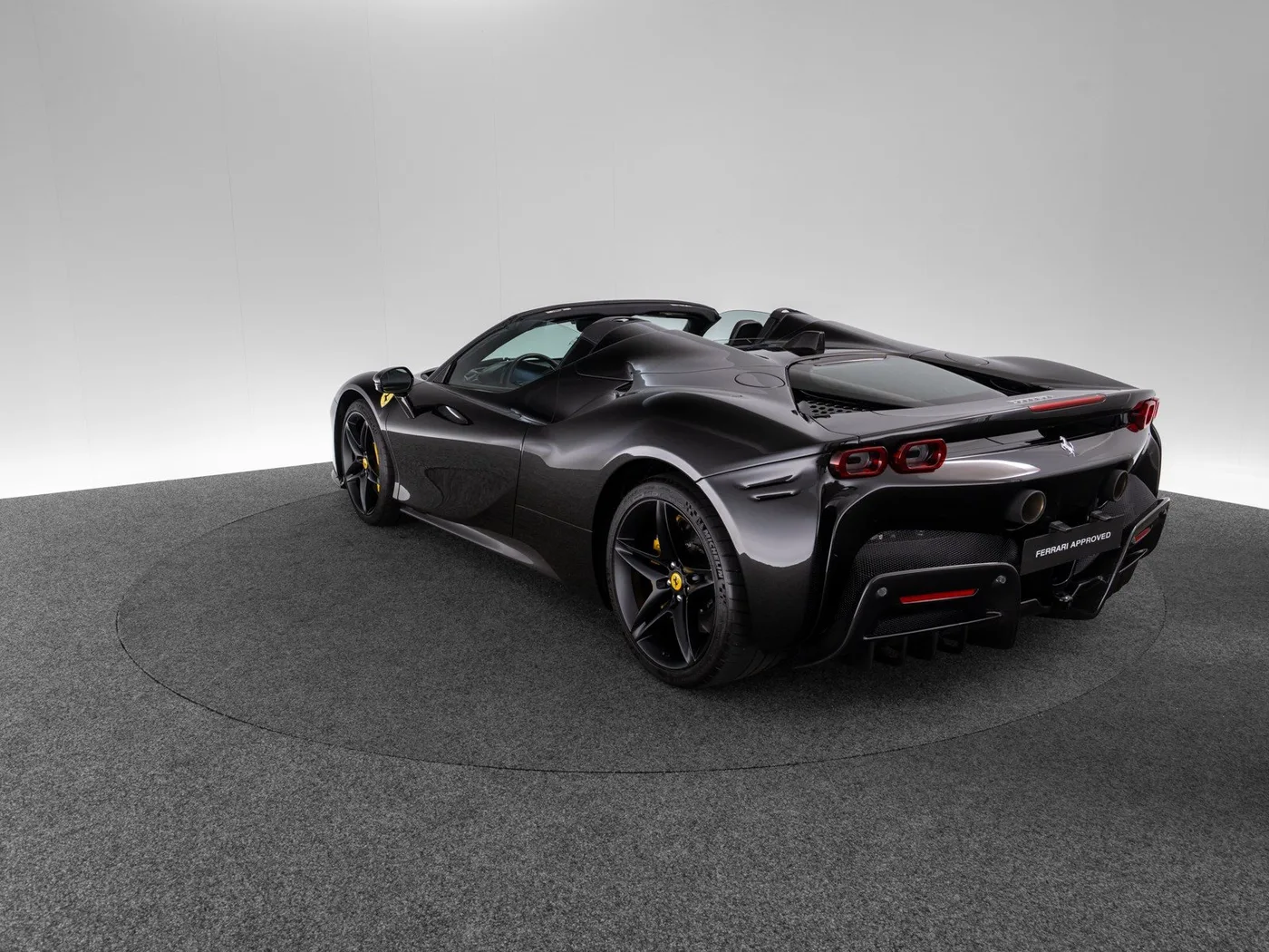 2025 Ferrari SF90 Spider proposée par un concessionnaire spécialisé à Singen, Allemagne, photo 3 sur 15