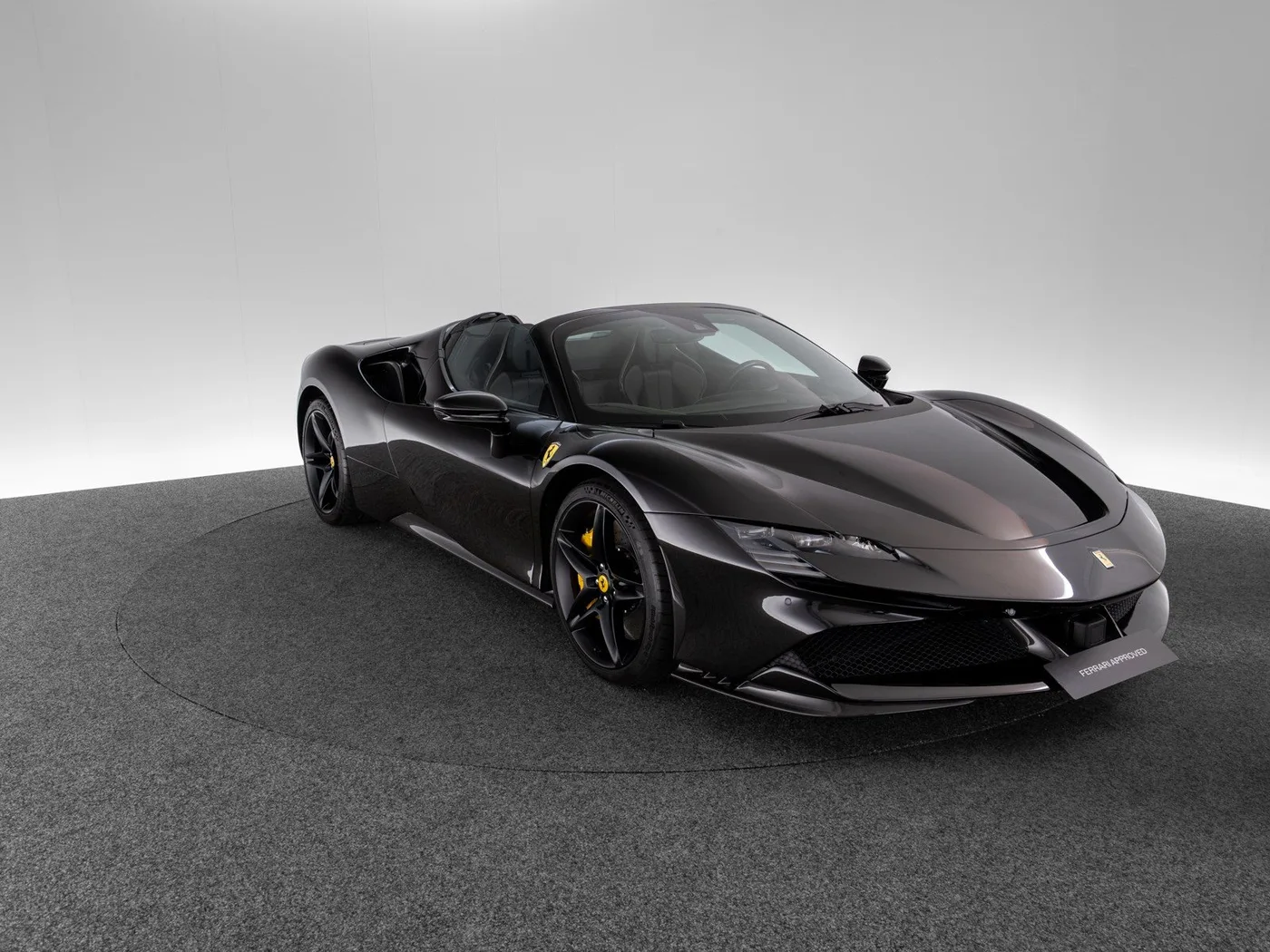 2025 Ferrari SF90 Spider proposée par un concessionnaire spécialisé à Singen, Allemagne, photo 5 sur 15