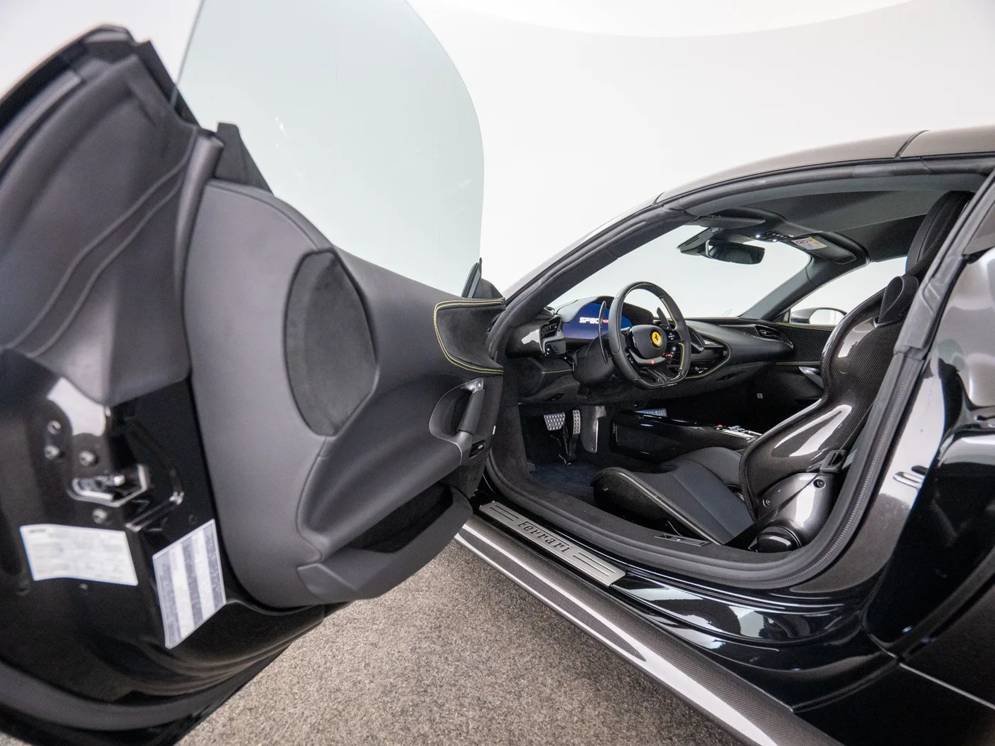 2025 Ferrari SF90 Spider proposée par un concessionnaire spécialisé à Singen, Allemagne, photo 11 sur 15
